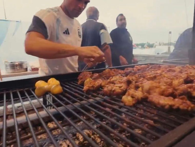 Lautaro Martínez le puso limón a la carne en el asado de la Selección. Foto: captura de video. Lautaro Martínez le puso limón a la carne en el asado de la Selección. Foto: captura de video.