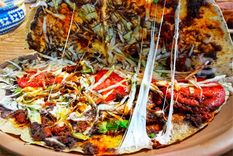 Admira todos esos colores y la explosión de sabores ¡amamos esta tlayuda!