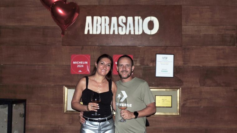 En la puerta de Abrasado, muchos eligieron tomarse una foto antes de disfrutar la velada... En la puerta de Abrasado, muchos eligieron tomarse una foto antes de disfrutar la velada...