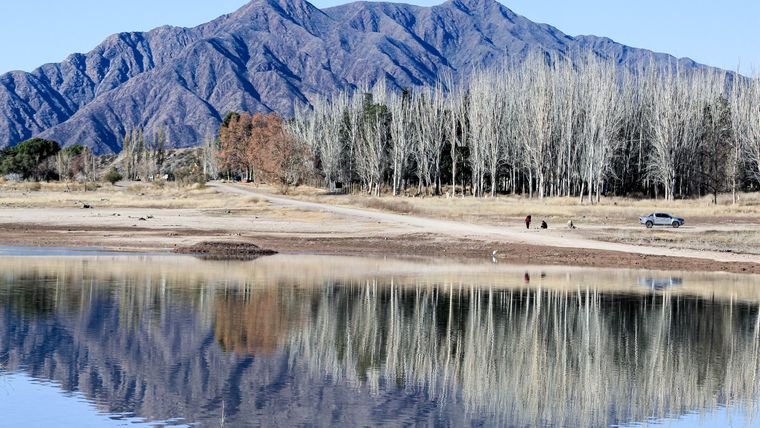 Reflejo de la montaña en el Dique Potrerillos Reflejo de la montaña en el Dique Potrerillos