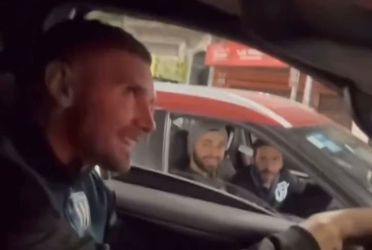 El llamativo sincericidio de Maravilla Martínez con dos hinchas de Racing ¡de auto a auto en un semáforo!