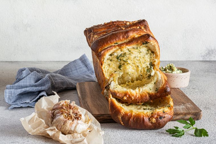 La receta de pan de ajo y hierbas tiene origen en Italia, pero se popularizó en todo el mundo como acompañamiento clásico de pastas. La receta de pan de ajo y hierbas tiene origen en Italia, pero se popularizó en todo el mundo como acompañamiento clásico de pastas.