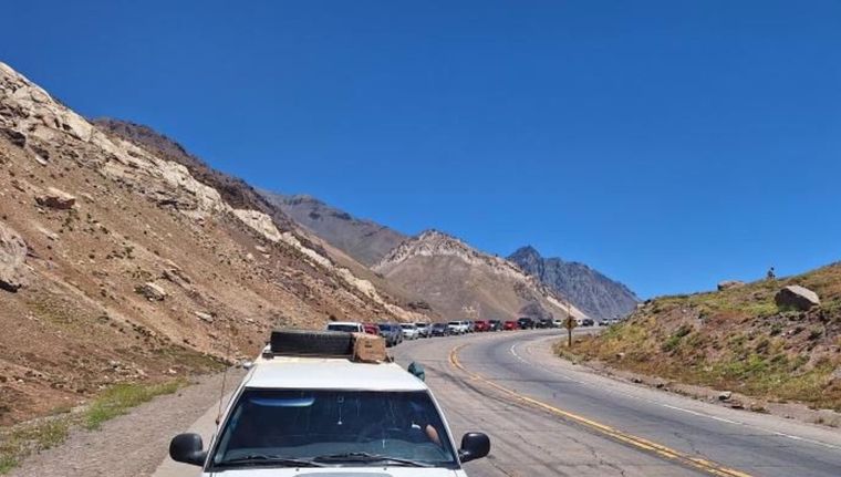 Las filas en el paso a Chile alcanzaron las 6 horas de demora. Foto: Gentileza