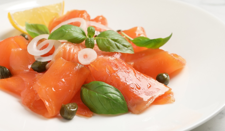 Antes de servir, las rodajas de salmón se marinan brevemente en una mezcla de aceite de oliva, jugo de limón y hierbas frescas, lo que realza su sabor y lo hace aún más tierno Foto: Shutterstock