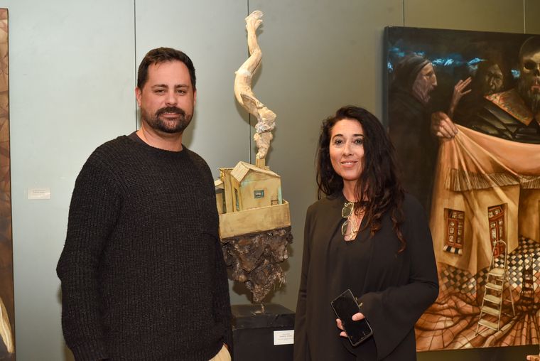 Elián Varela junto a María Balucci, responsable de la sala de arte de la Legislatura. Elián Varela junto a María Balucci, responsable de la sala de arte de la Legislatura.