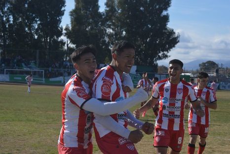 Rivarola festejo uno de los goles de San Martín. Rivarola festejo uno de los goles de San Martín.