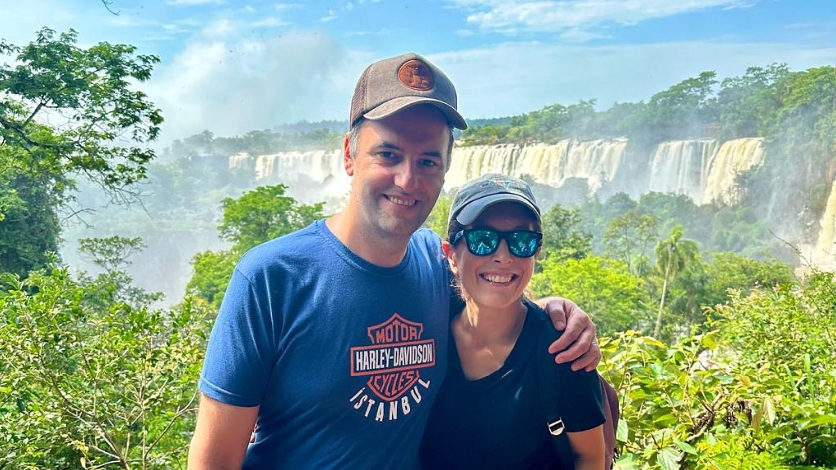 Manuel Adorni y su esposa Bettina Angeletti.