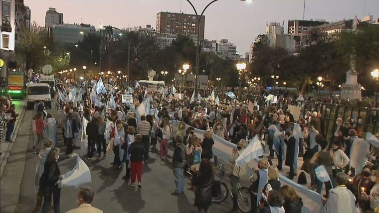 Una captura del canal TN, que cubre la vigilia frente a Tribunales. Foto: TN