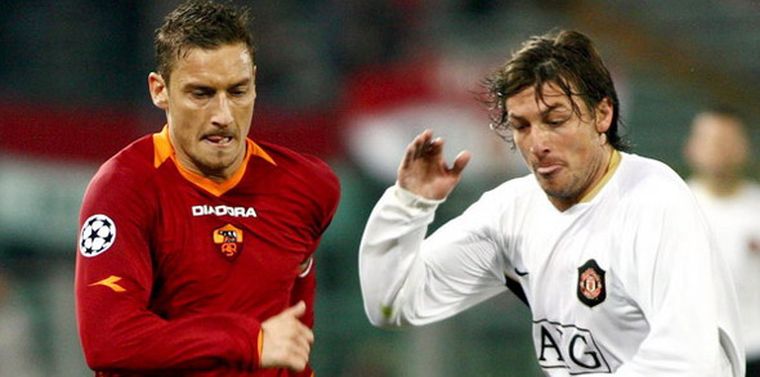 Heinze frente a Totti de la Roma.