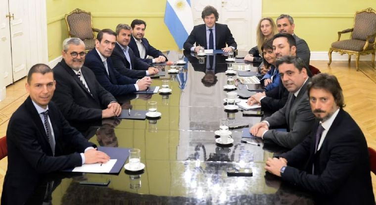 La foto con Javier Milei que marcó el surgimiento de los radicales libertarios antes de la votación del veto a la reforma jubilatoria. Foto: Presidencia