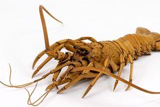 hiperrealismo: una langosta de madera articulada