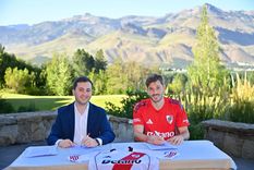 Matías Viña firmó su contrato con River junto a Stefano Di Carlo en la pretemporada.