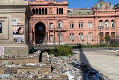 El memorial que se armó frente a Casa Rosada incomoda al Presidente Foto: PI/MDZ