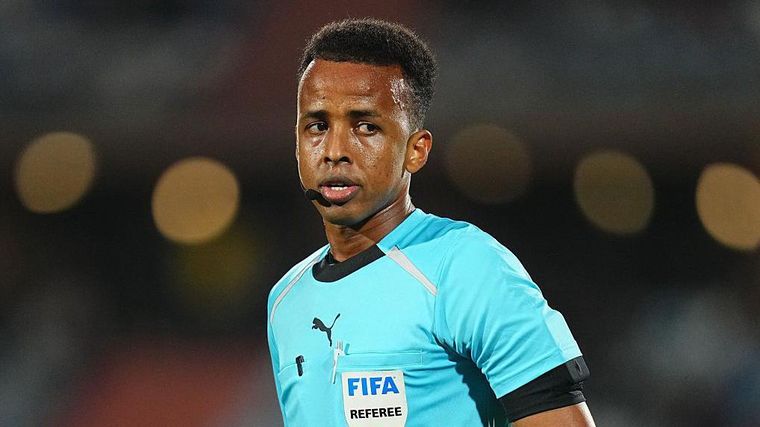Omar Artan ha sido árbitro oficial de la FIFA desde 2018.
