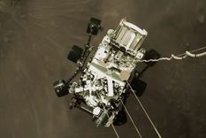 El robot Perseverance cuando estaba aterrizando en Marte, visto desde el cohete que ayudó en su descenso. Foto: NASA