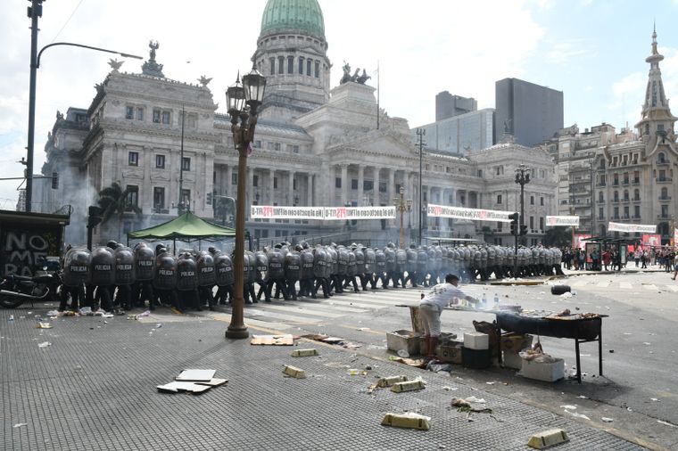 La contención de la Policía el jueves en el Congreso durante los disturbios. Foto: Télam
