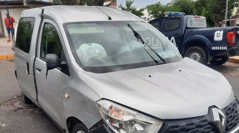 Como quedó el auto robado tras la persecución y el choque.