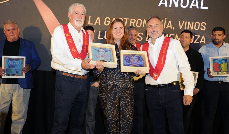 Lilia Sance recibió los galarones de Casa Vigil con una gran alegría. Lilia Sance recibió los galarones de Casa Vigil con una gran alegría.