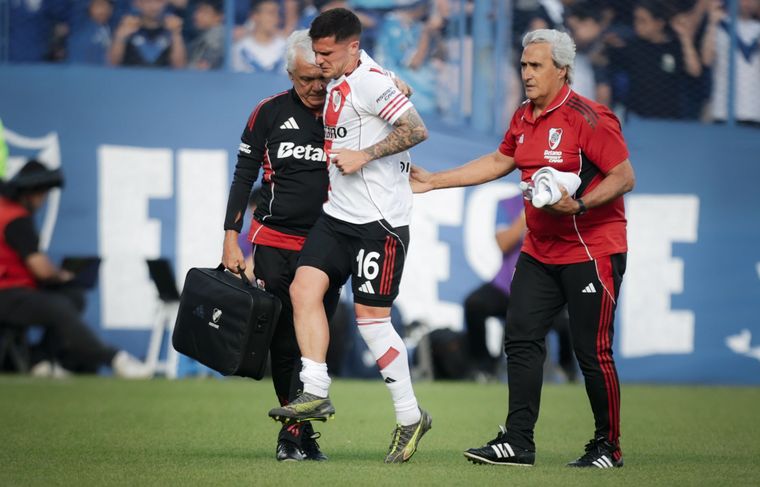 Fabricio Bustos debió ser reemplazado en River a los 20 minutos del primer tiempo.