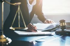 El juez ordenó que el padre, pese a estar detenido, aporte económicamente la cuota alimentaria a su hijo de un año de edad. Foto: shutterstock