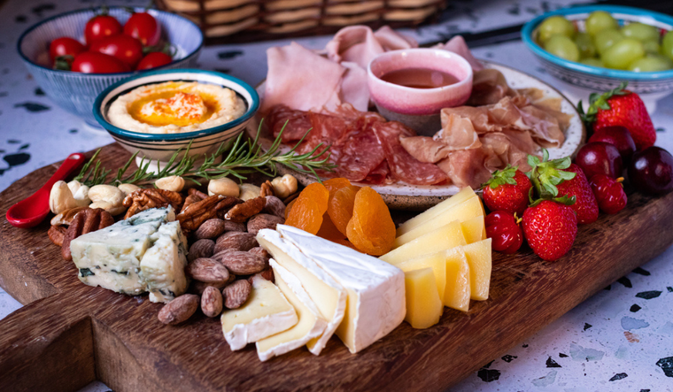 En Italia, el Antipasto es más que una simple entrada; es una oportunidad para la socialización. Foto: Shutterstock