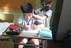 conmovedora imagen de un nino que ayuda a su amigo con tea