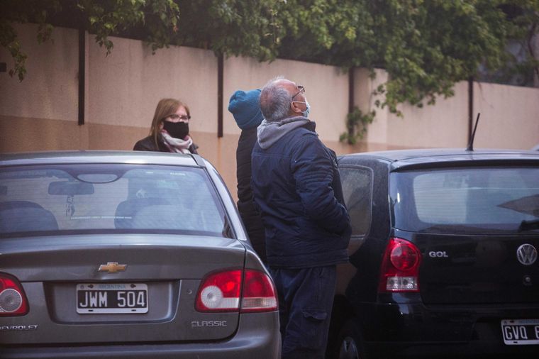 Vecinos del edificio observan el lugar desde donde cayó la criatura Foto: Télam
