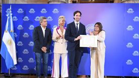 Roger Zaldivar recibiendo la mención del Senado. Roger Zaldivar recibiendo la mención del Senado.