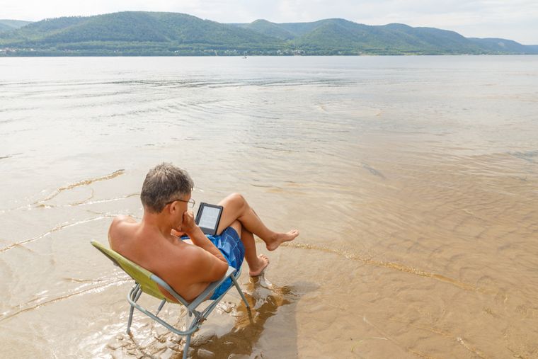 Leer en verano es una opción ideal para descansar y desconectarse antes de retomar la rutina. Foto: Shutterstock