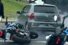 Los policías efectuaron tiros contra el vehículo robado. Foto: Captura de video Los policías efectuaron tiros contra el vehículo robado. Foto: Captura de video