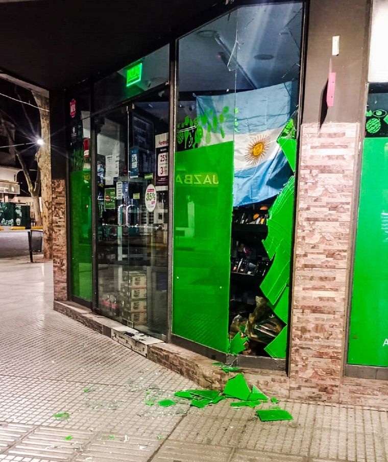 Asi quedó la puerta del local Foto: Emilce Vargas Ferrara/MDZ RADIO