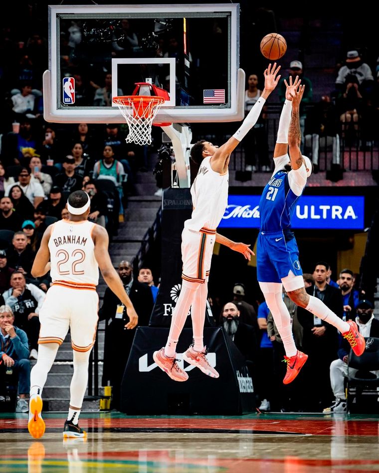 Victor Wenbanyama es uno de los mejores jugadores a nivel defensivo que tiene la liga. Foto: @Spurs