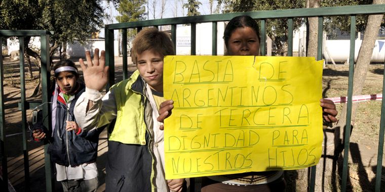 La toma y corte de calle, este mediodía, frente a la escuela Deoclecio García de Colonia Bombal. Foto: Agustín Mauricio/Mediamza.com