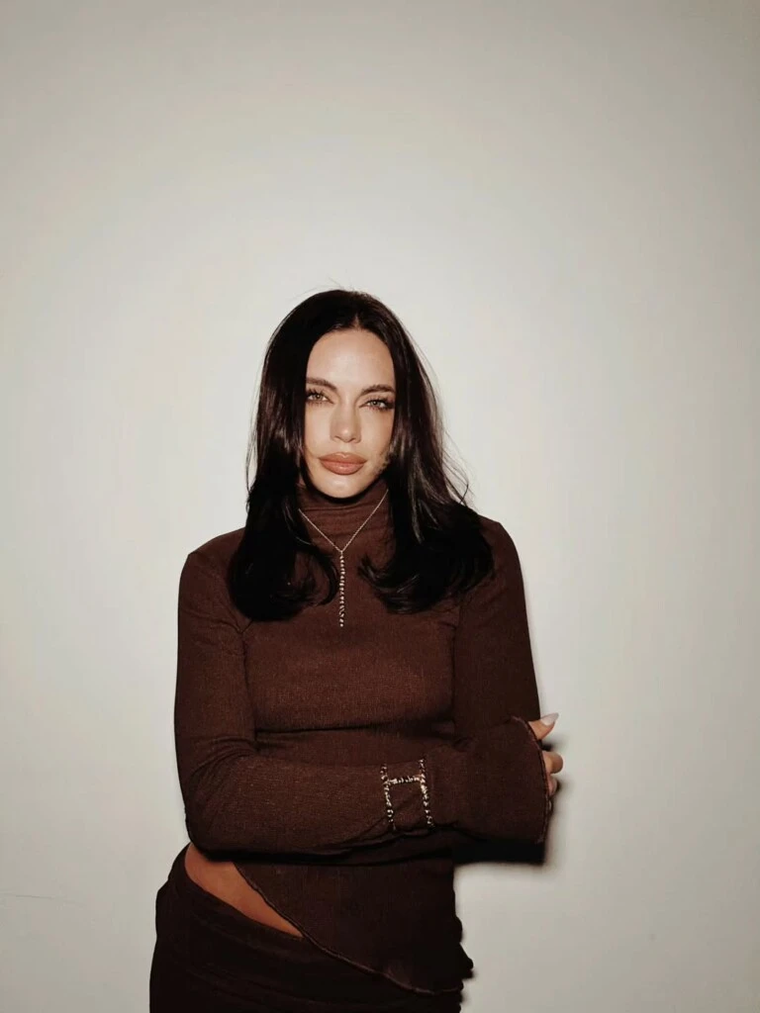 El outfit monocromático de Emilia Attias.