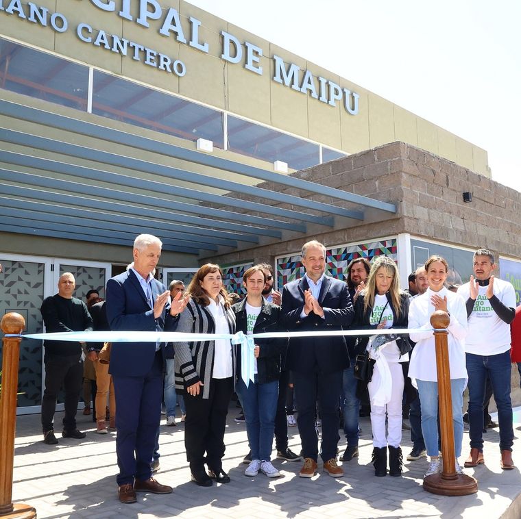Stevanato, junto a familiares de Cantero en el nuevo auditorio de Maipú. Foto: Municipalidad de Maipú.