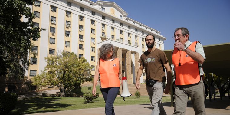 Un simulacro de emergencia en Casa de Gobierno. Allí se concentra la mayoría de los estatales. Foto: Nacho Gaffuri / MDZ