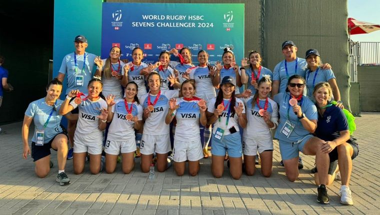 Las chicas con la medalla ganada. Foto: @lasyaguaretes