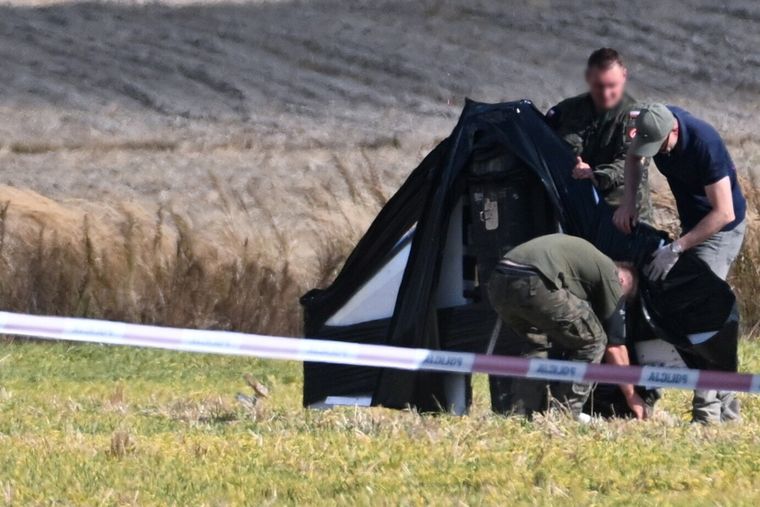 Militares polacos inspeccionaron restos de drones en un área rural tras la violación del espacio aéreo polaco. 