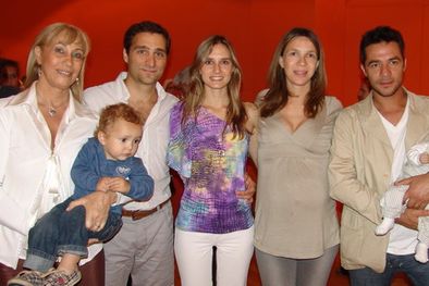 MDZol | Super familia: Cristina Sibilla, Juan Cruz Carballo, Javier Riva, Yamila Murga, Carolina Sánchez, Fernando Sibilla y su hijo, Ivo. Foto: MDZ