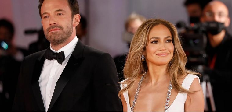 La historia de amor de Jennifer López y Ben Affleck resulta una excusa para acercarnos a estos jeans ajustados, los favoritos de la diva del Bronx, Foto: Page Six (pagesix.com)