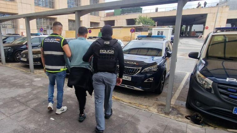 La Policía española difundió esta imagen del supuesto criminal tras ser detenido.