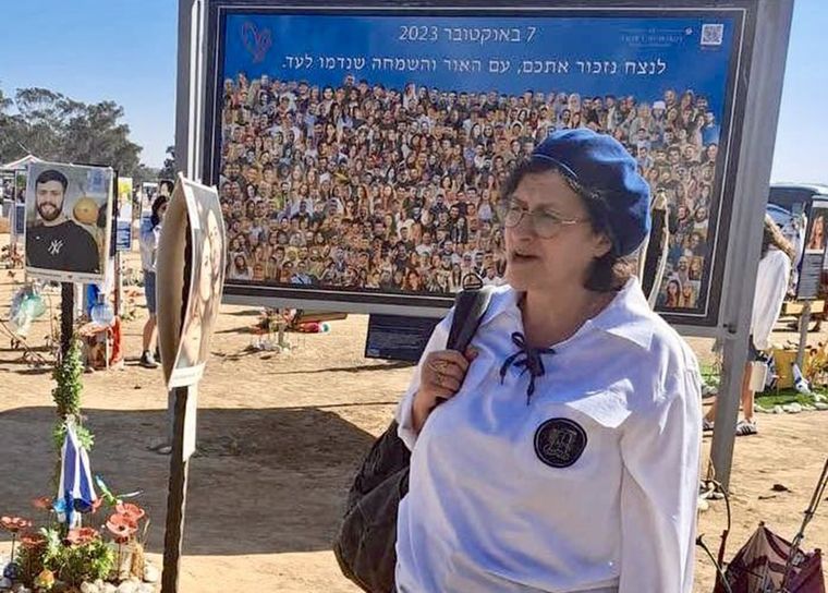 Sara Mendelson en Nir Oz, epicentro del ataque terrorista en 2023.
