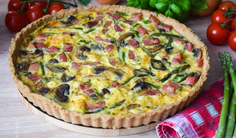 Arte culinario en cada bocado: tarta de jamón y espárragos paso a paso Foto: Shutterstock