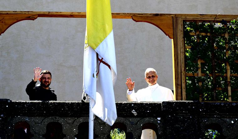 Volodímir Zelenski y el papa León XIV saludan al público. Foto EFE Volodímir Zelenski y el papa León XIV saludan al público. Foto EFE