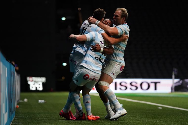 Todos abrazan a Imhoff (11), el héroe de la noche. Foto: Racing 92