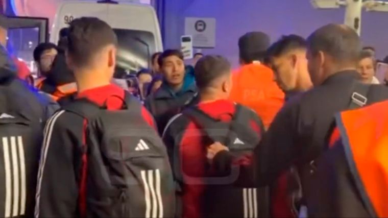 Juanfer Quintero cruzó a un hincha de River en Ezeiza.