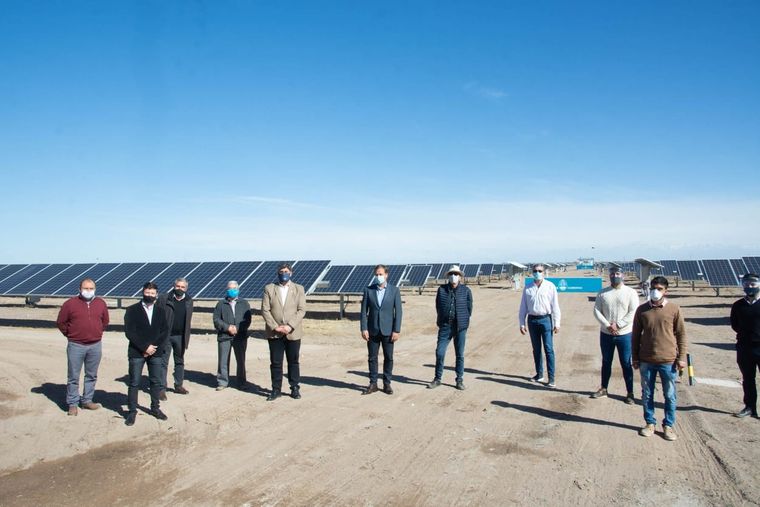 Suarez, Abed y Vaquié, entre otros, en la foto de la discordia. Foto: Gobierno de Mendoza