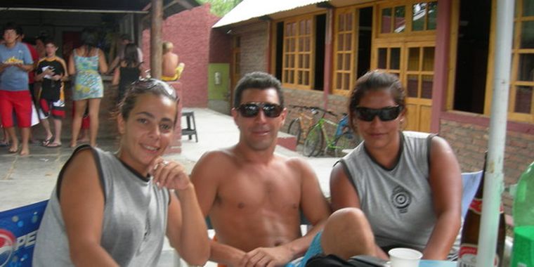 Jorge Adrover entre las guardavidas Eliana Oviedo y Belén Trigo.