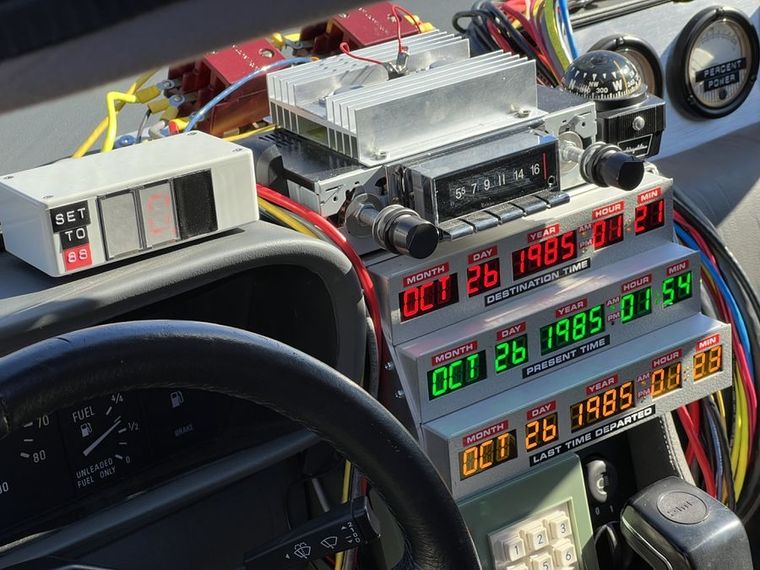 DeLorean DMC-12 El auto es idéntico al de Volver al Futuro.