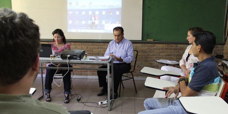 Héctor Stoppini dialogando con Licenciados locales Foto: Maggie Ojcius/Mediamza.com